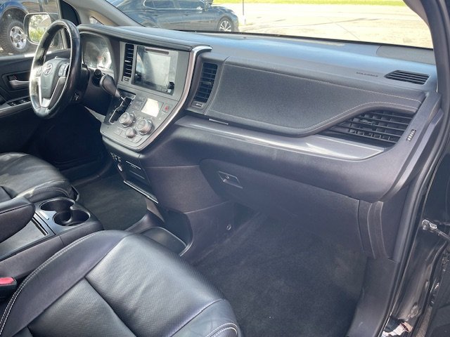 Used 2017 Toyota Sienna SE FWD image 19