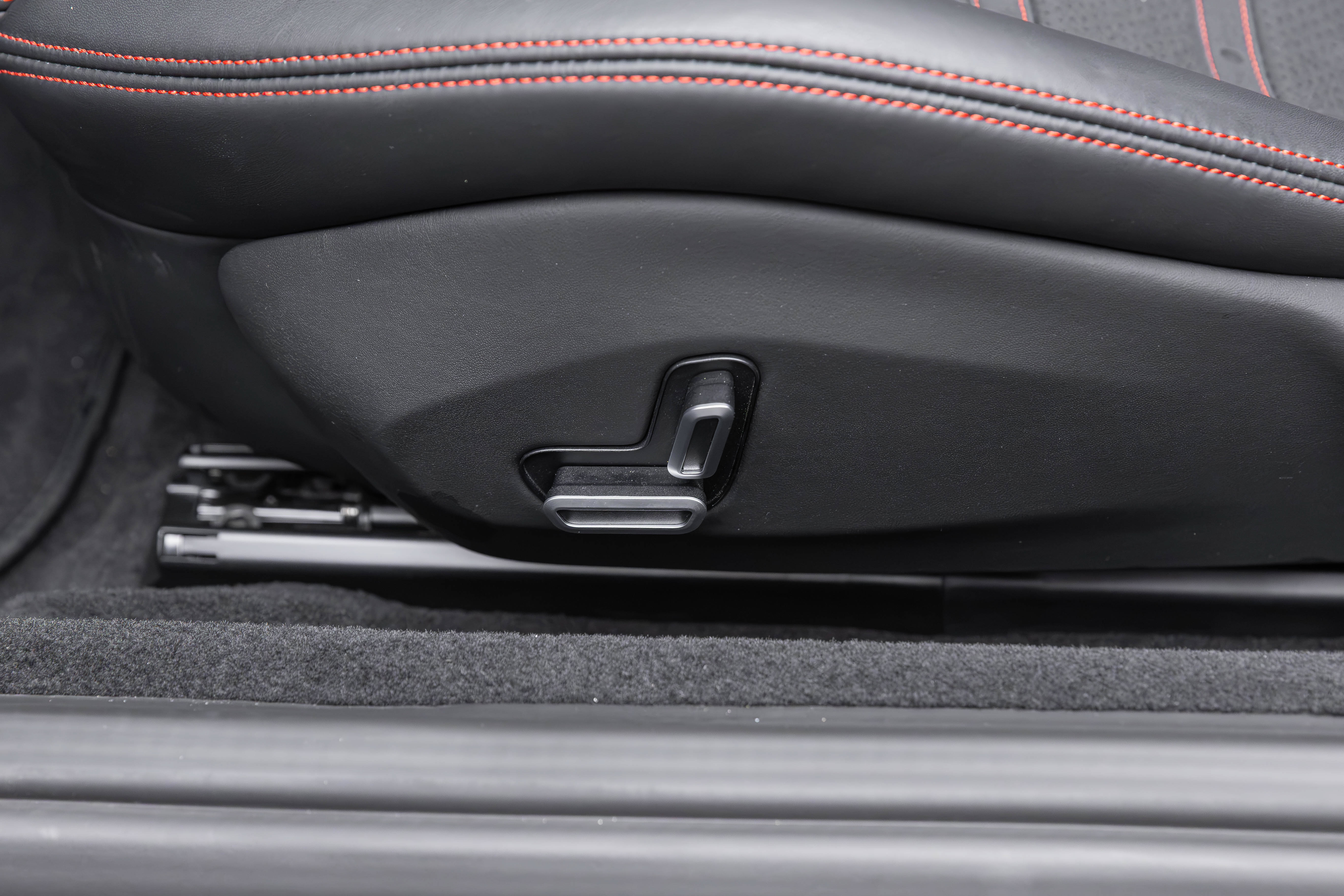 Certified 2025 Ferrari Roma Spider RWD image 34