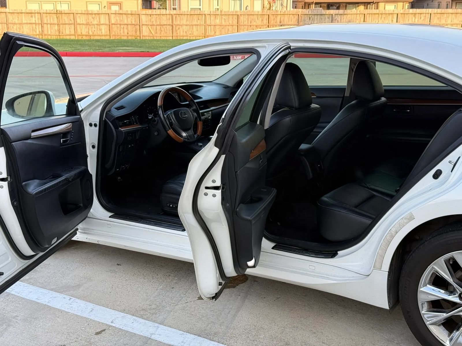 Used 2014 Lexus ES 300h w/ Luxury Package w/Bamboo Trim FWD image 10