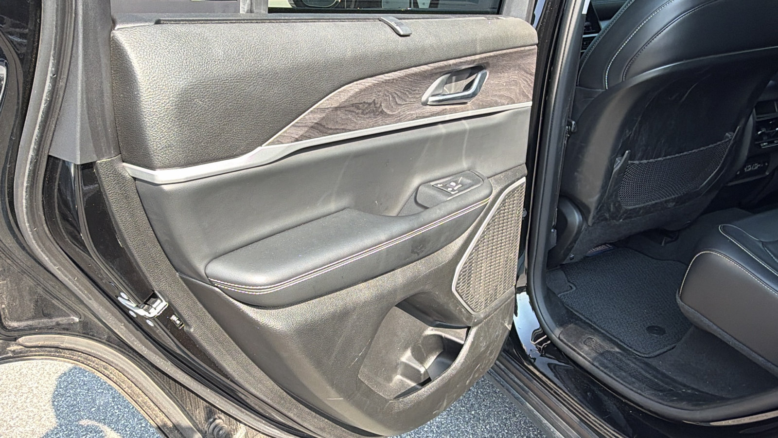 Used 2022 Jeep Grand Cherokee Limited w/ Luxury Tech Group II RWD image 23