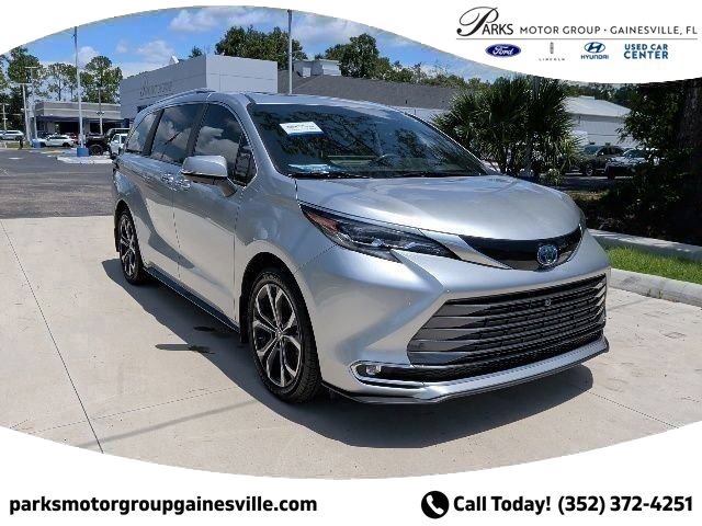 Used 2025 Toyota Sienna Platinum FWD image 1