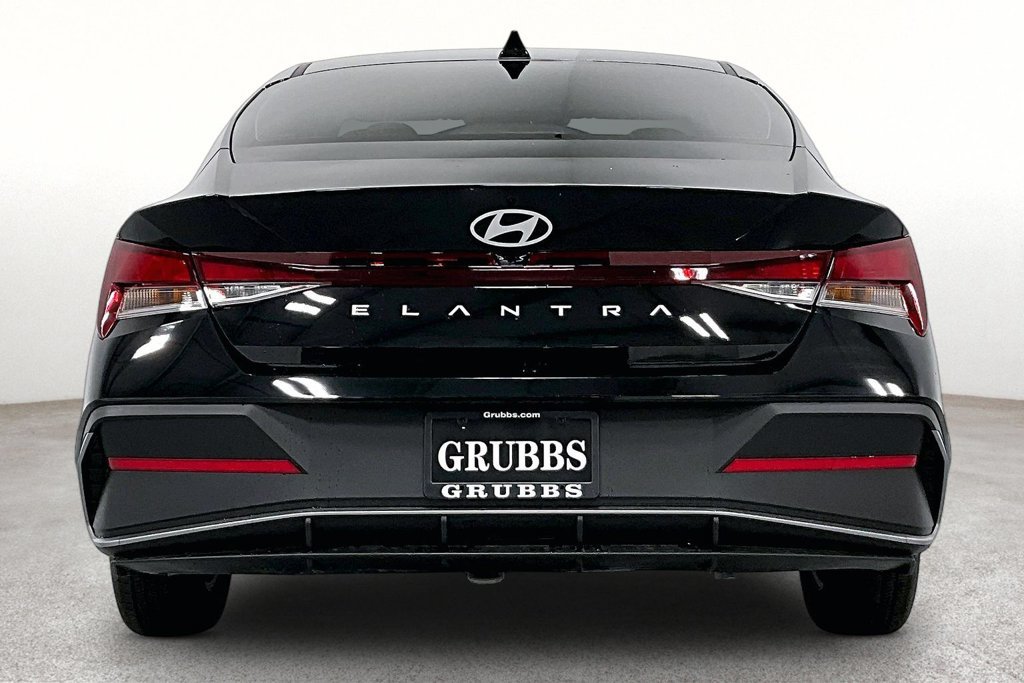 New 2026 Hyundai Elantra SE FWD image 4