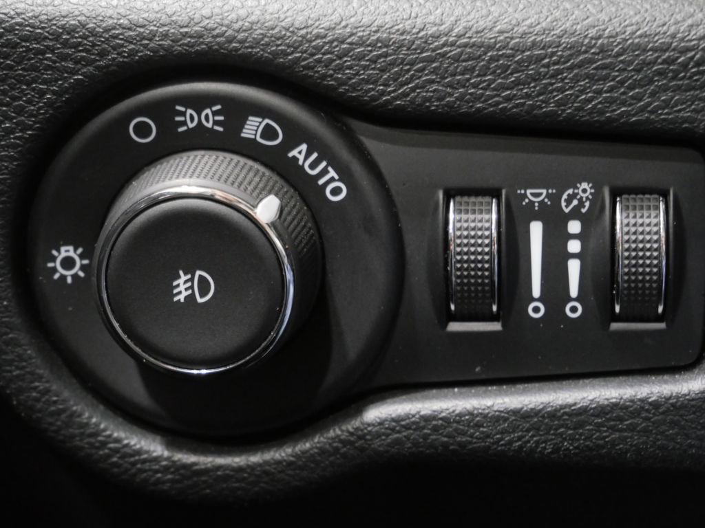 Used 2025 Chrysler Pacifica Select FWD image 14