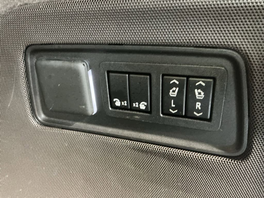 Used 2022 Cadillac Escalade Premium Luxury image 25