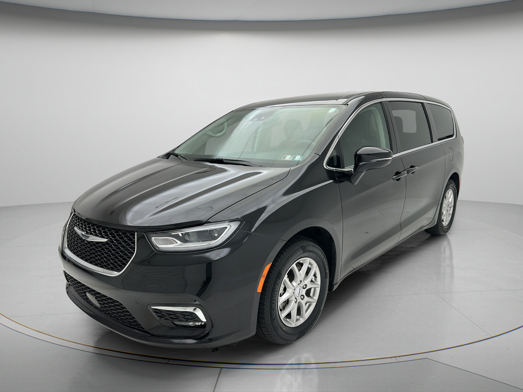 Used 2024 Chrysler Pacifica Touring-L FWD image 3