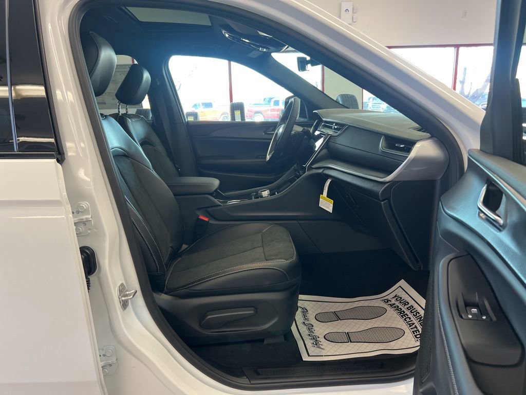 New 2025 Jeep Grand Cherokee Altitude image 28