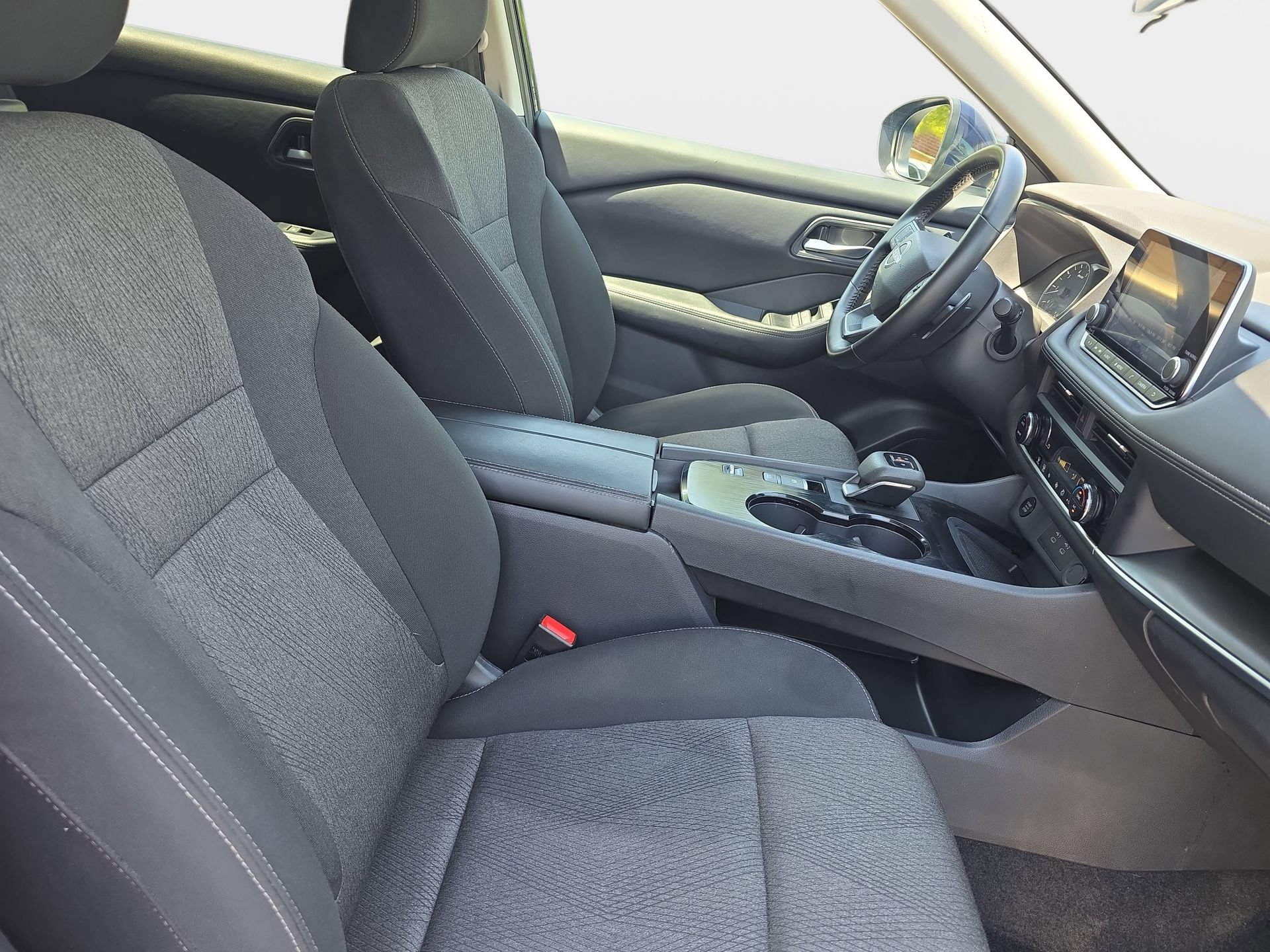 Used 2025 Nissan Rogue SV FWD image 10