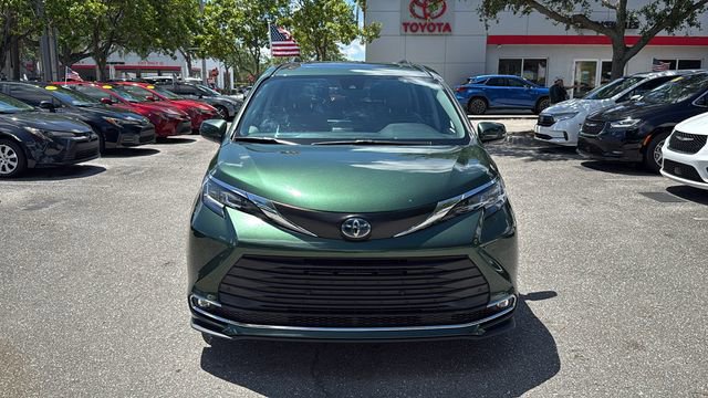 Certified 2022 Toyota Sienna XLE image 2
