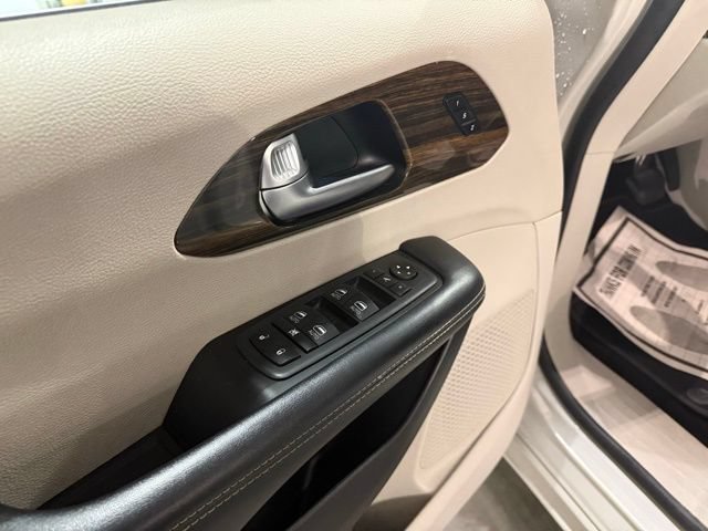 Used 2021 Chrysler Pacifica Limited image 8