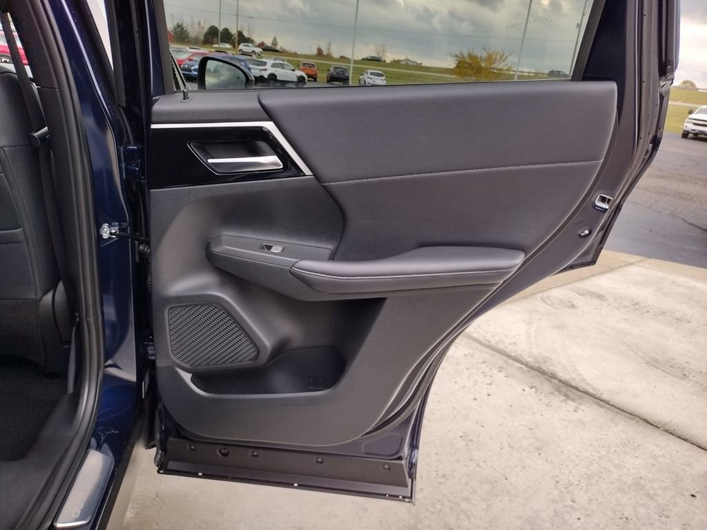 New 2025 Mitsubishi Outlander SE image 32