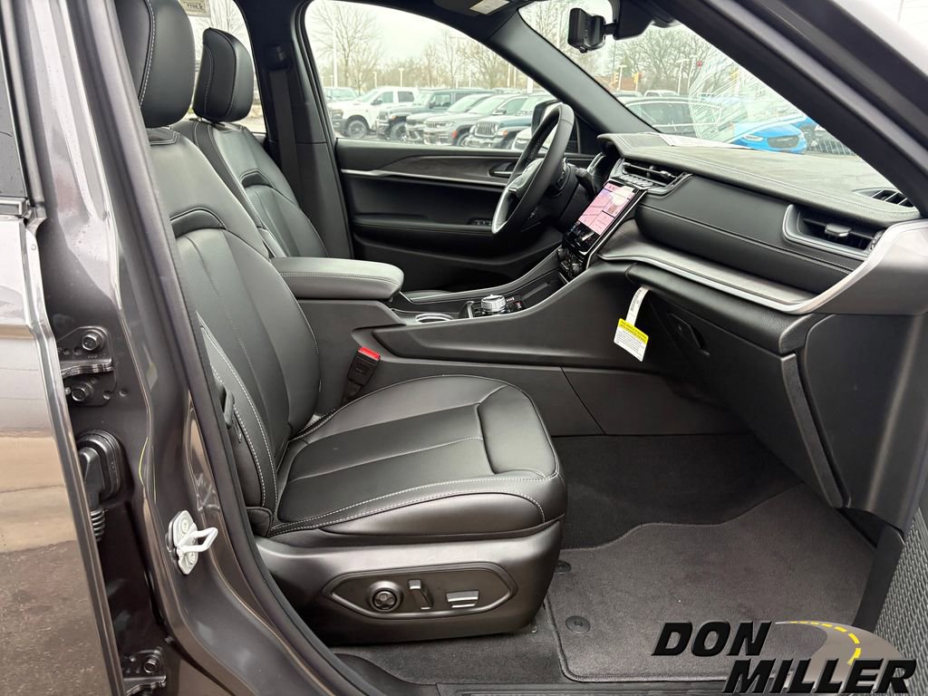 New 2025 Jeep Grand Cherokee Limited w/ Luxury Tech Group II image 25