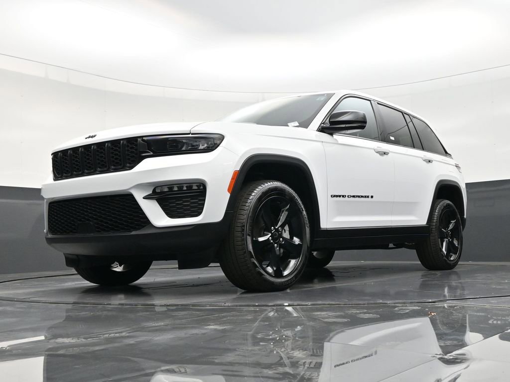 Used 2025 Jeep Grand Cherokee Limited w/ Black Appearance Package image 21