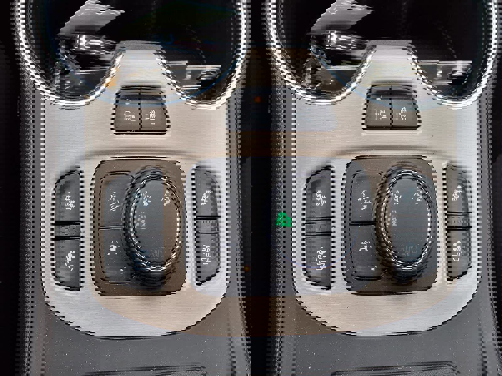 Used 2023 GMC Terrain Denali w/ Black Diamond Edition image 18