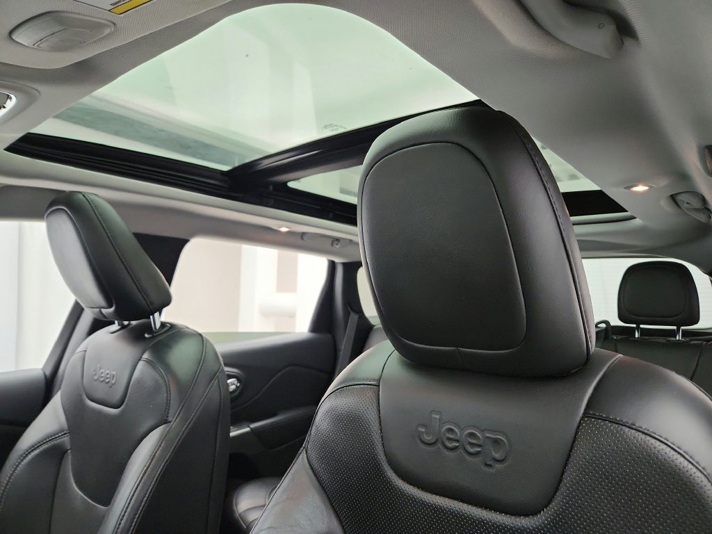 Used 2019 Jeep Cherokee Limited AWD/4WD image 12