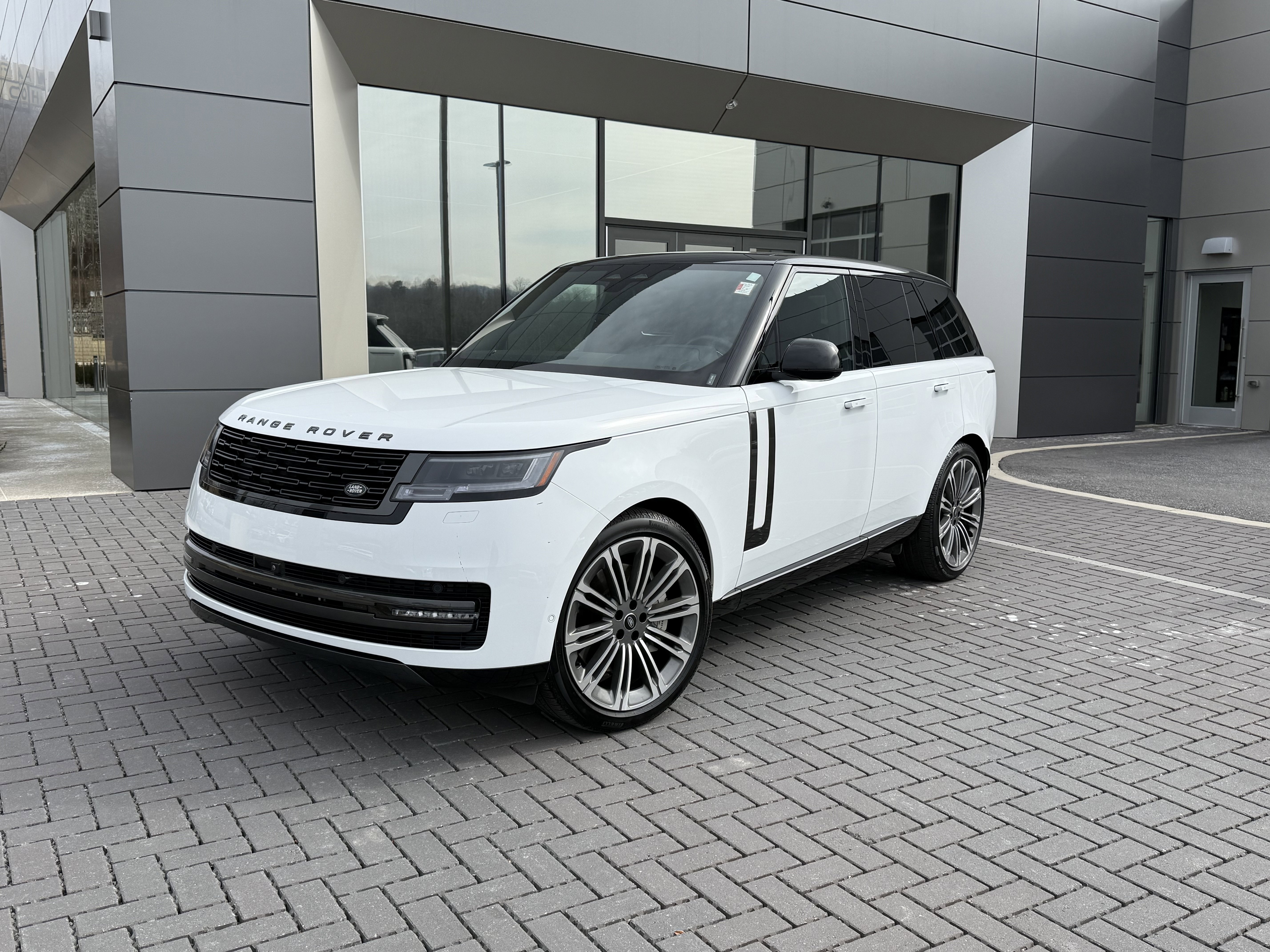 Certified 2025 Land Rover Range Rover SE video 1