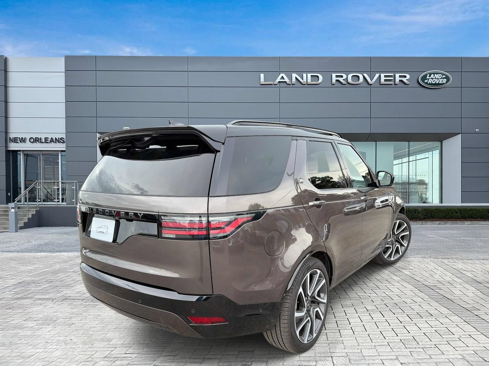 Used 2025 Land Rover Discovery Dynamic SE AWD/4WD image 6