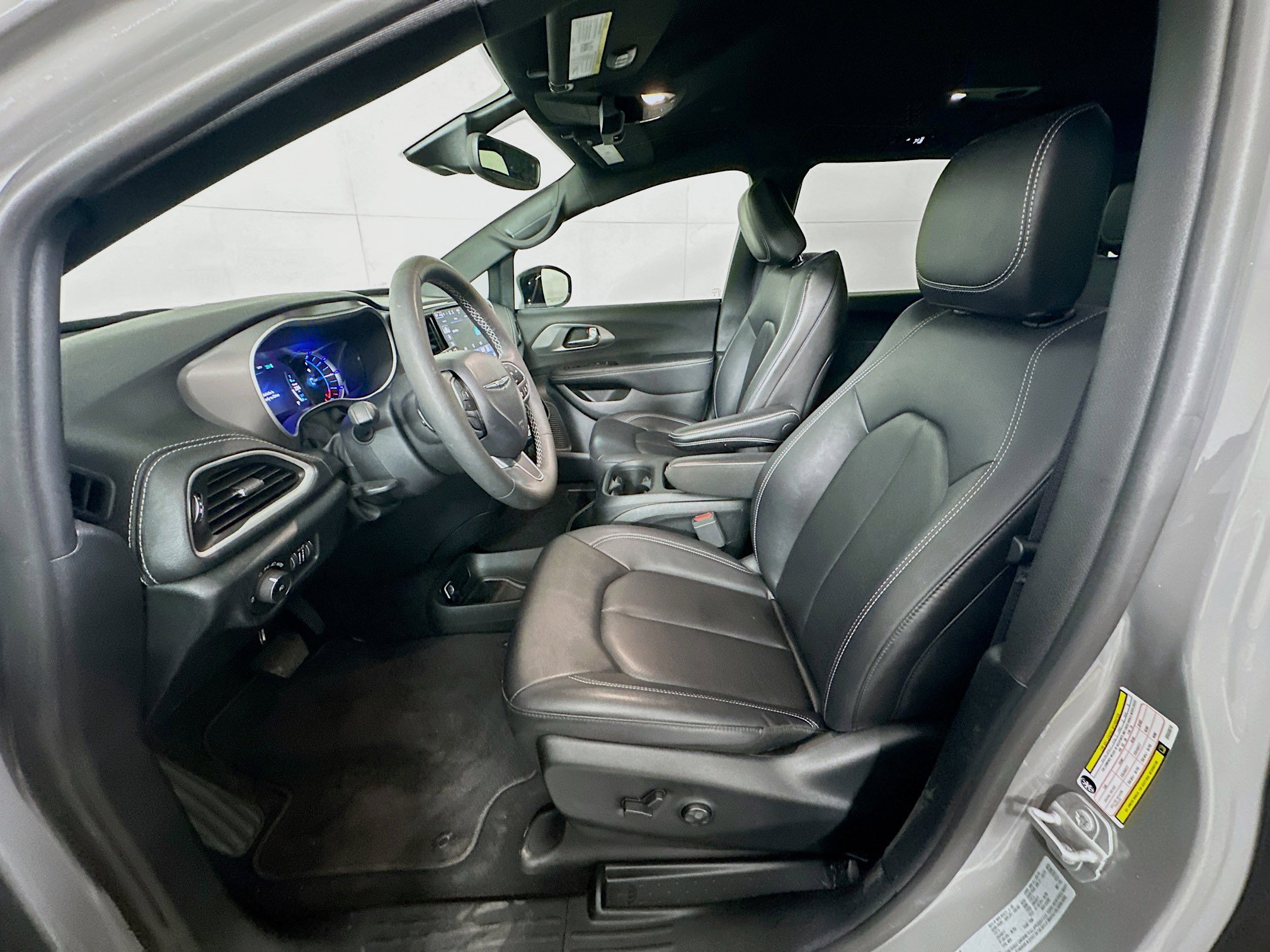 Used 2025 Chrysler Pacifica Select image 13