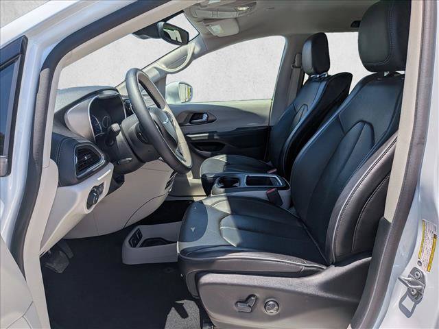 Used 2018 Chrysler Pacifica Limited w/ Advanced Safetytec Group FWD image 16