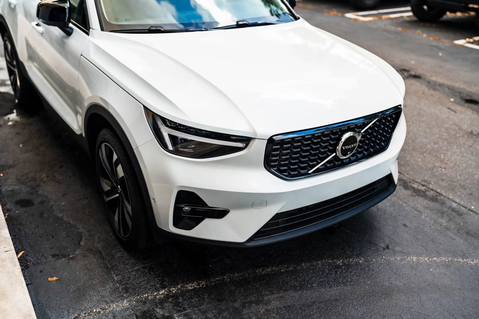 Used 2025 Volvo XC40 B5 Plus w/ Protection Package Premier image 5