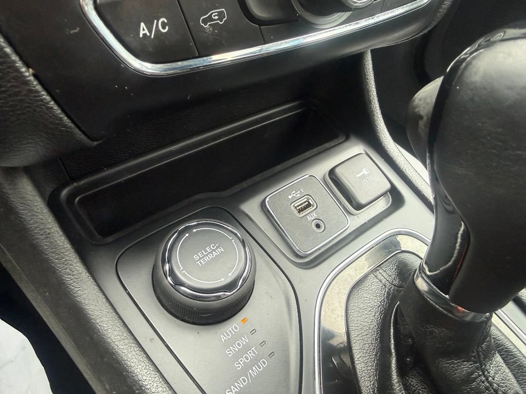 Used 2021 Jeep Cherokee Latitude Plus AWD/4WD image 22