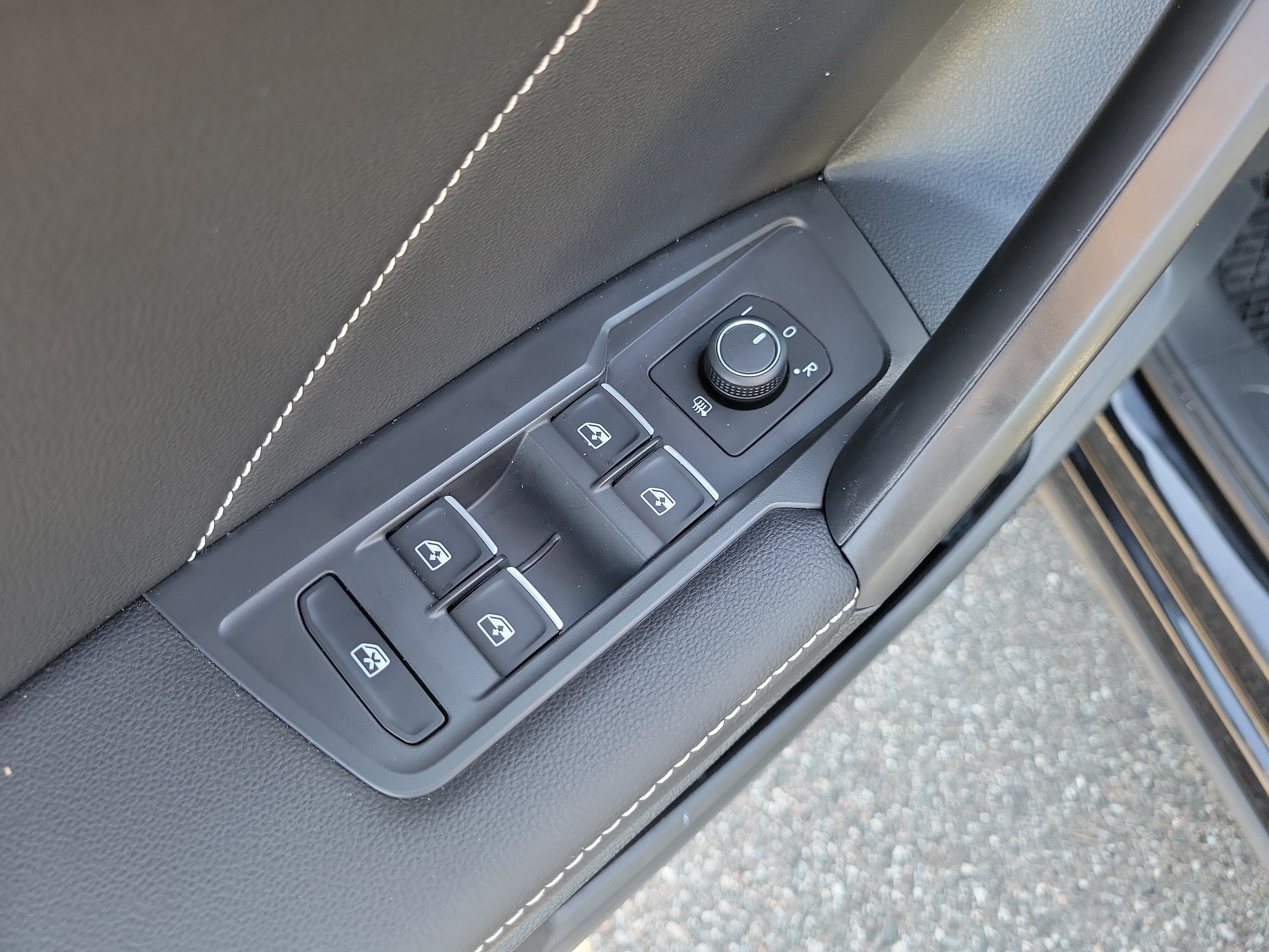 Used 2023 Volkswagen Tiguan SE w/ Panoramic Sunroof Package FWD image 21
