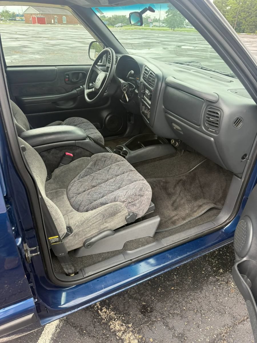 Used 2001 Chevrolet S10 Pickup LS AWD/4WD image 17