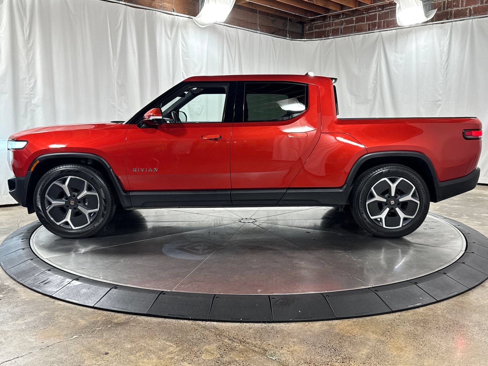Used 2024 Rivian R1T Adventure AWD/4WD image 9