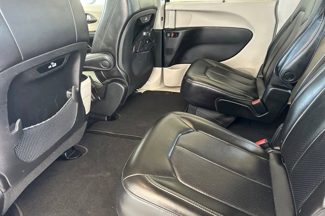 Used 2023 Chrysler Pacifica Touring-L FWD image 13