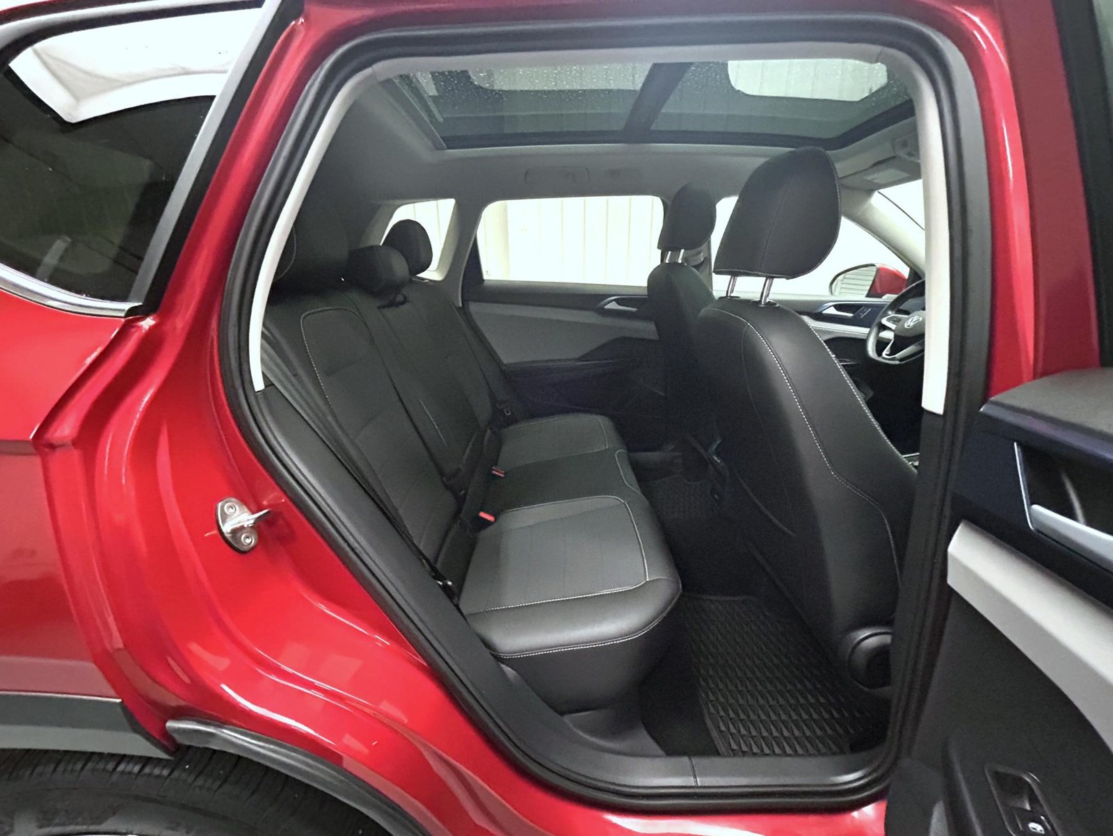 Used 2024 Volkswagen Taos SE w/ Panoramic Sunroof Package AWD/4WD image 18
