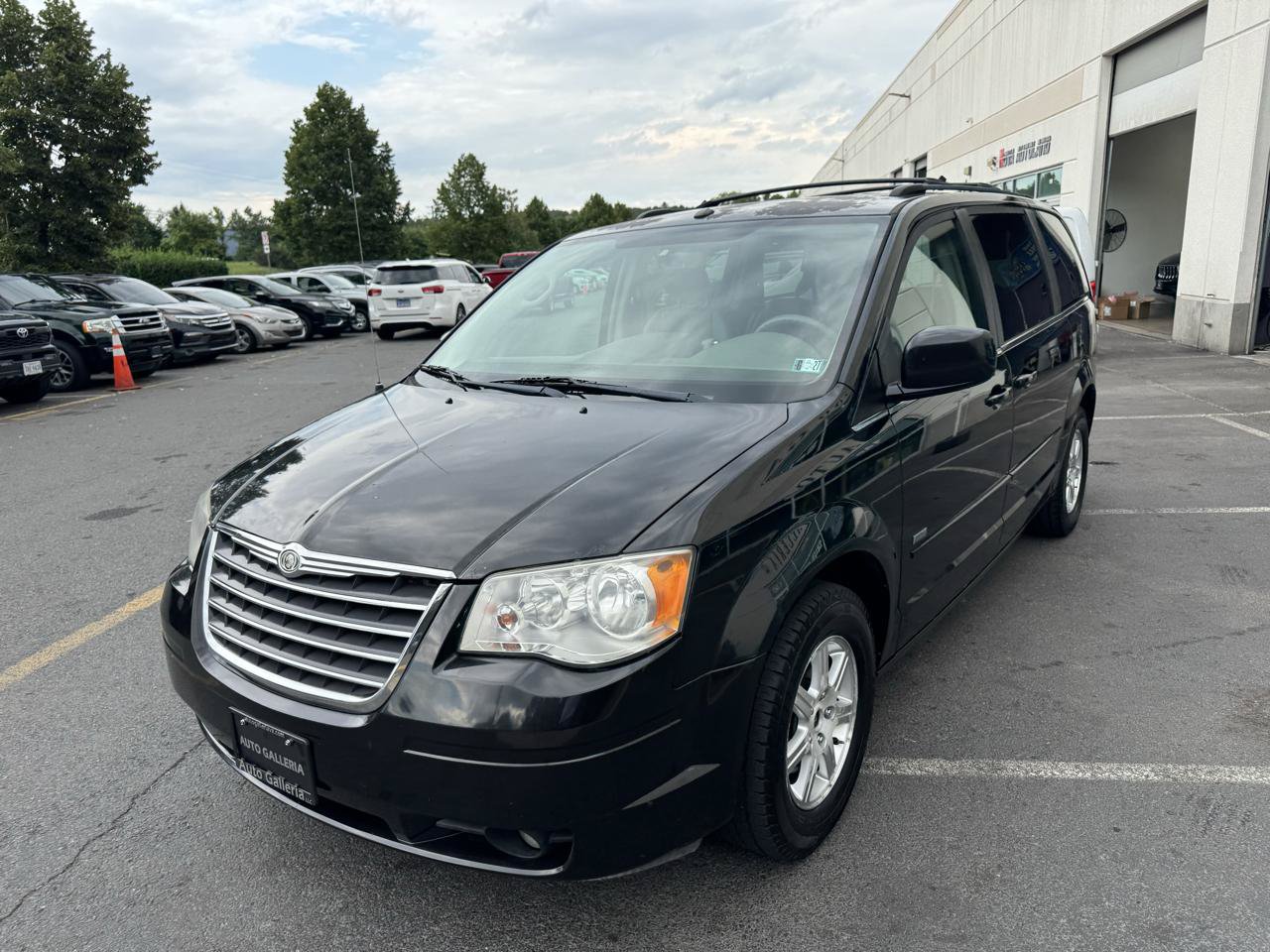 Used 2008 Chrysler Town & Country Touring FWD image 9