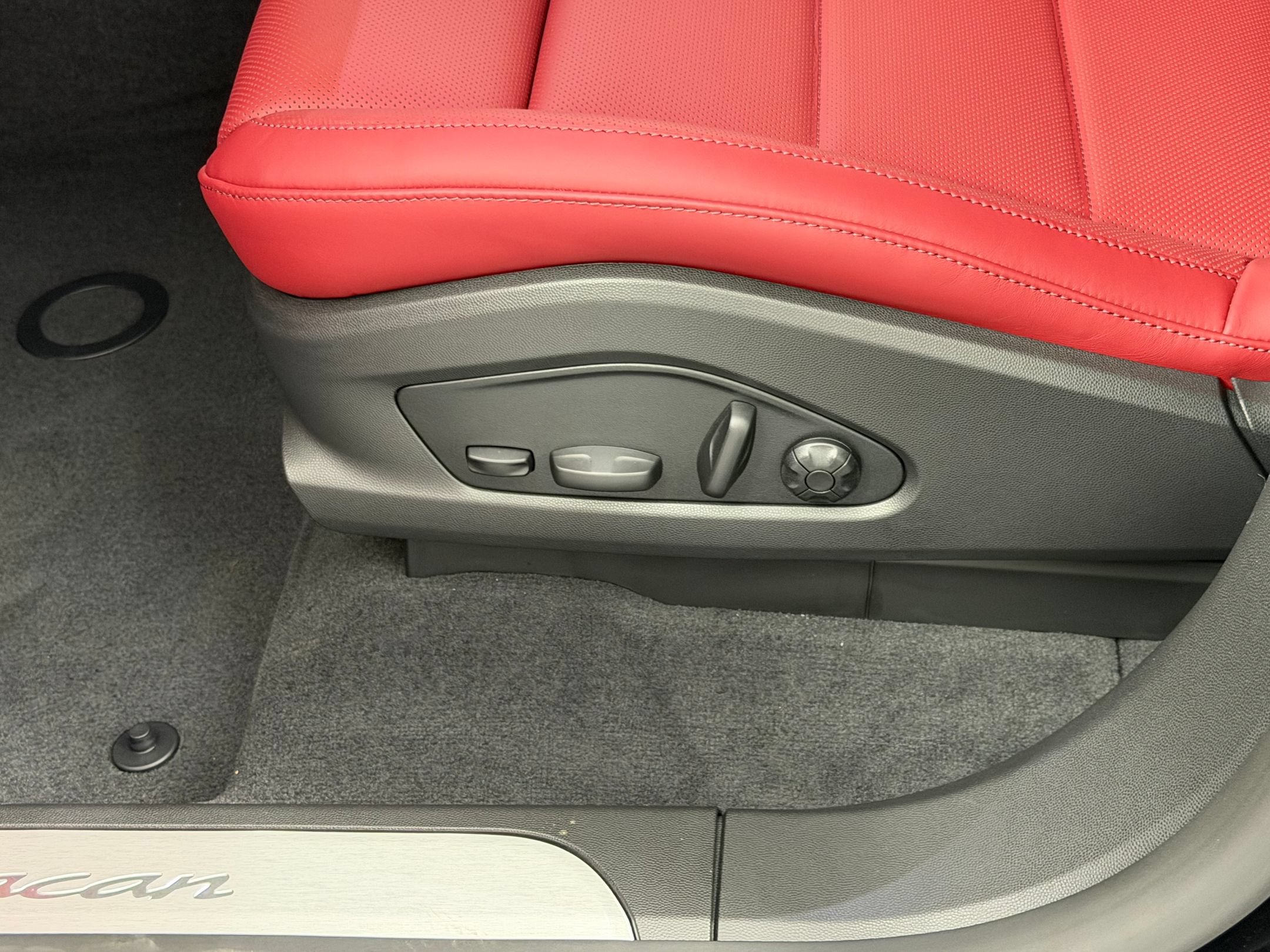 Certified 2026 Porsche Macan Electric RWD image 16