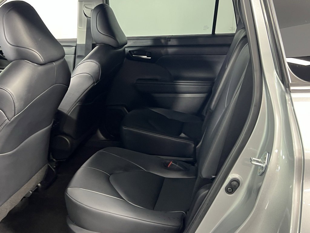 Used 2025 Toyota Highlander XLE image 25