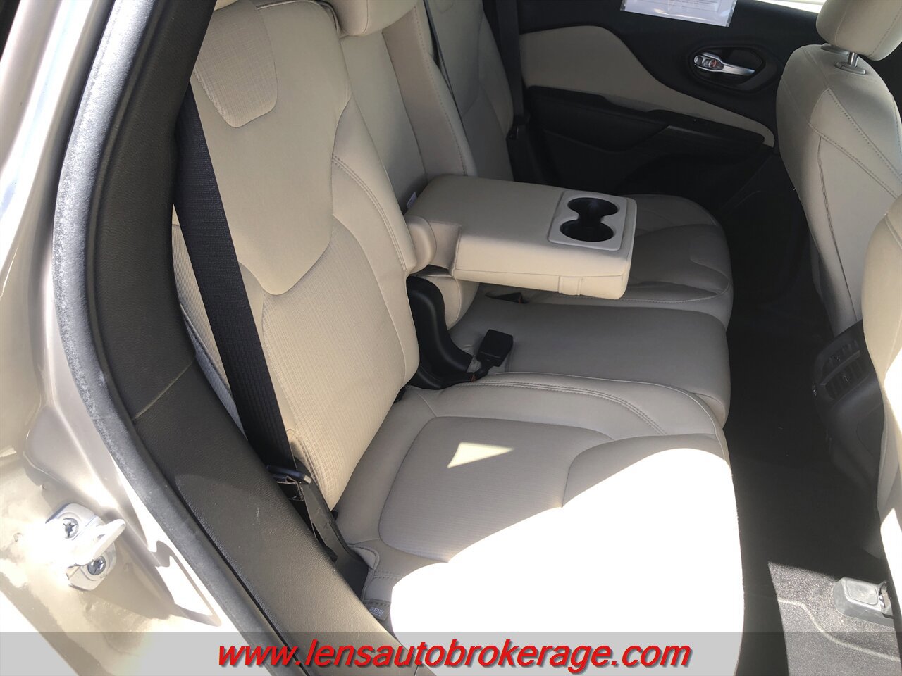 Used 2015 Jeep Cherokee Latitude w/ Comfort/Convenience Group image 19
