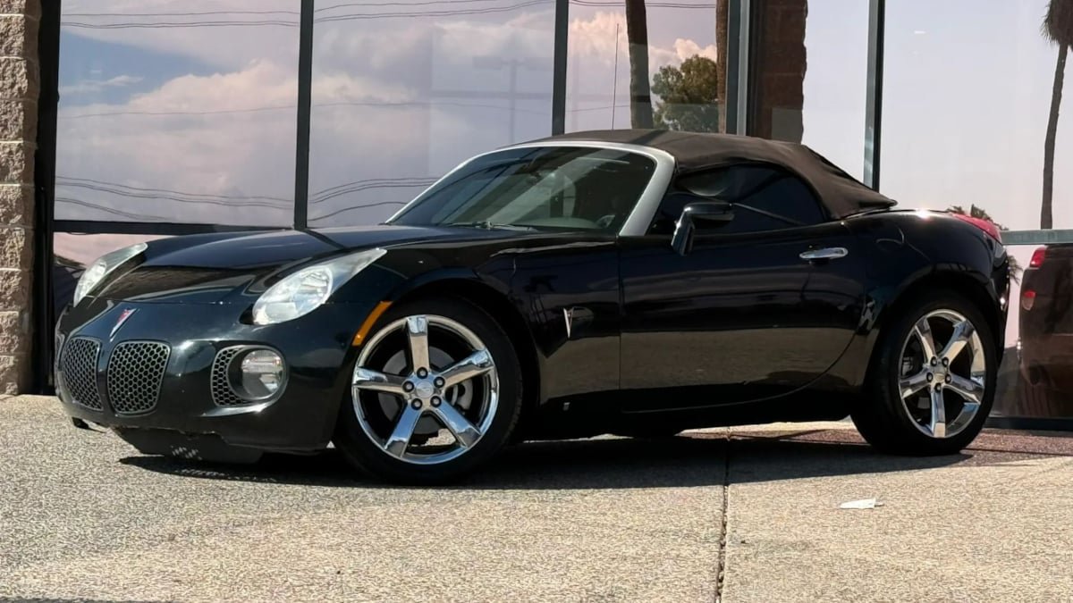 Used 2007 Pontiac Solstice GXP w/ Premium Package RWD image 3