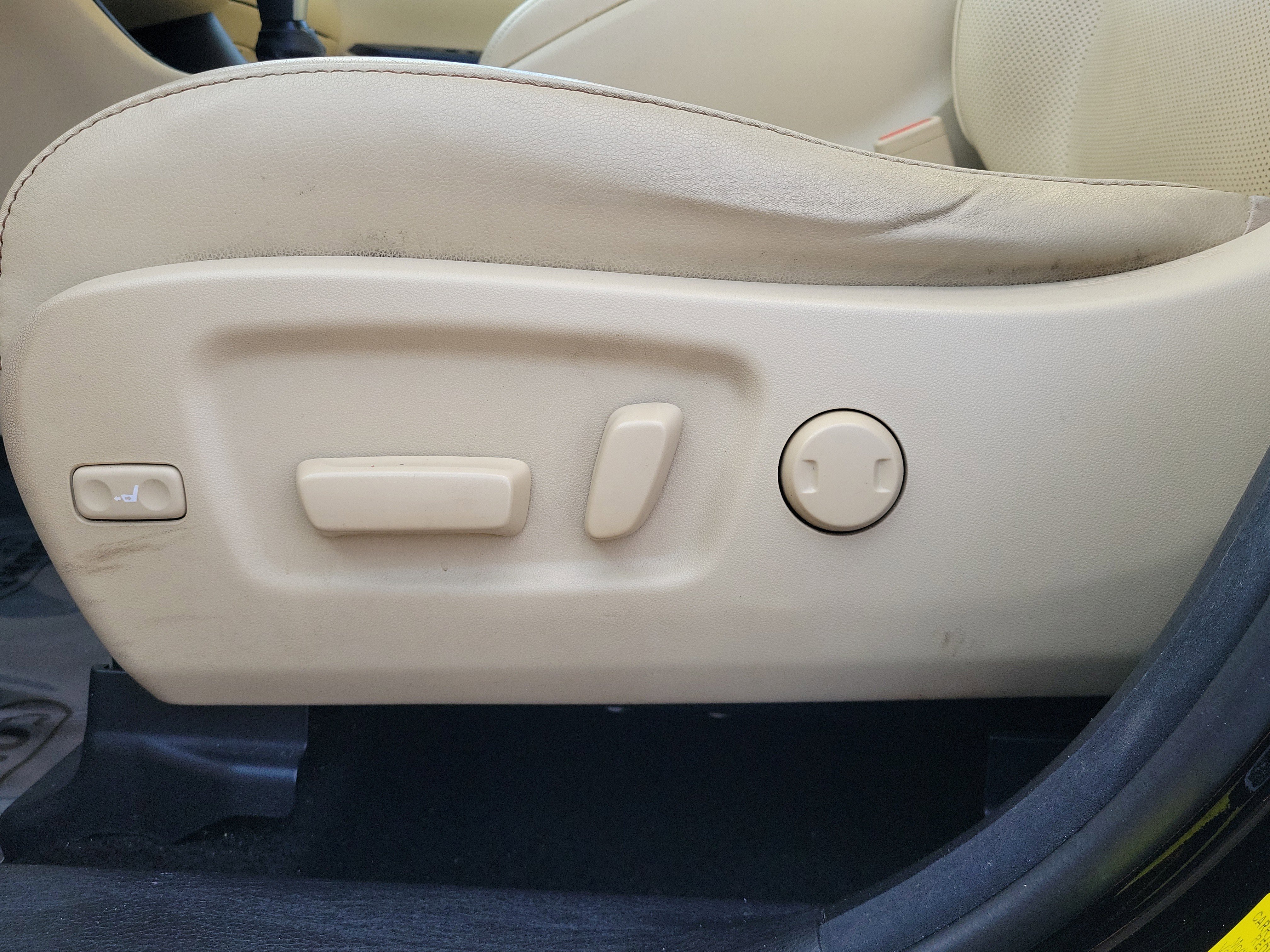 Used 2017 Toyota Highlander Limited w/ Carpet Mat Package image 21