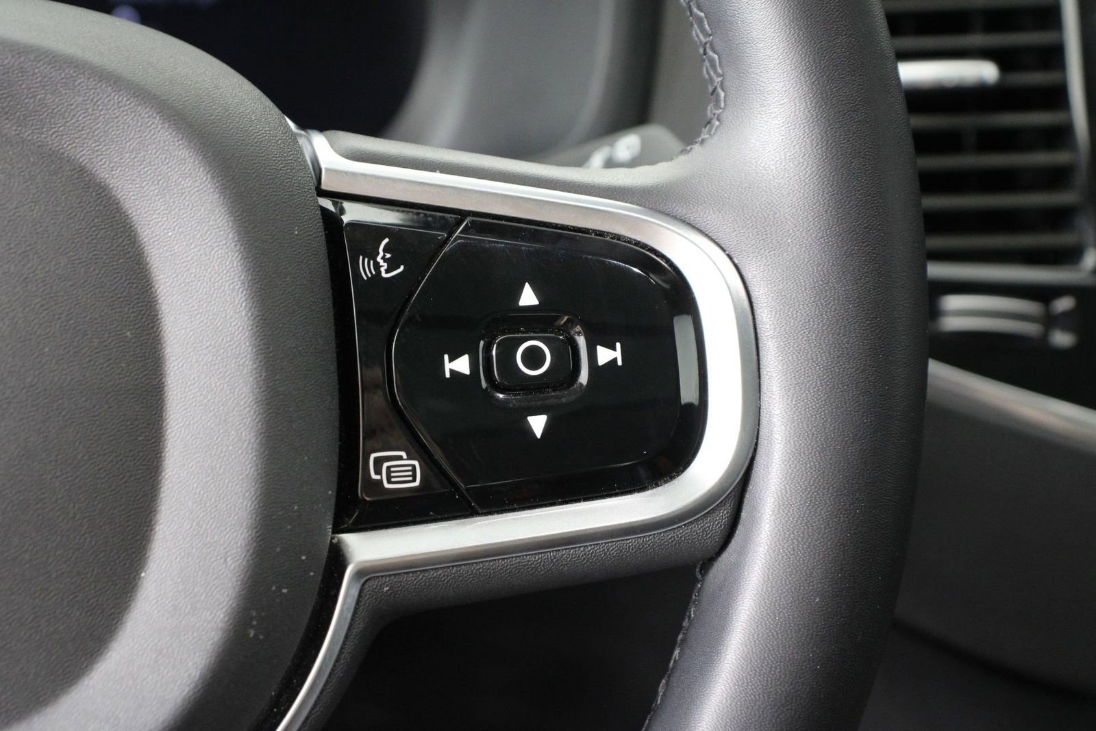 Certified 2024 Volvo XC90 T8 Plus w/ Protection Package Premier image 11