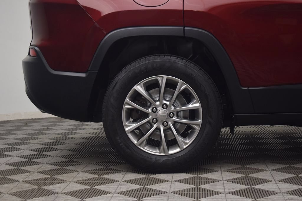 Used 2019 Jeep Cherokee Latitude Plus w/ Cold Weather Group AWD/4WD image 31