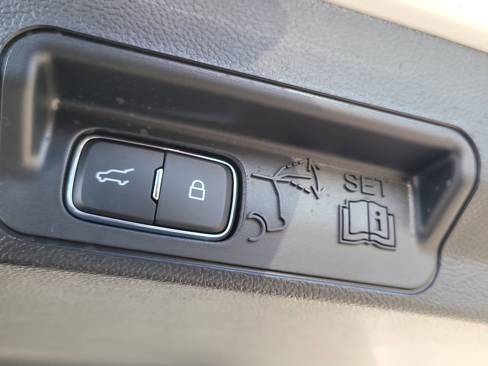 Certified 2025 Ford Explorer Active RWD image 8