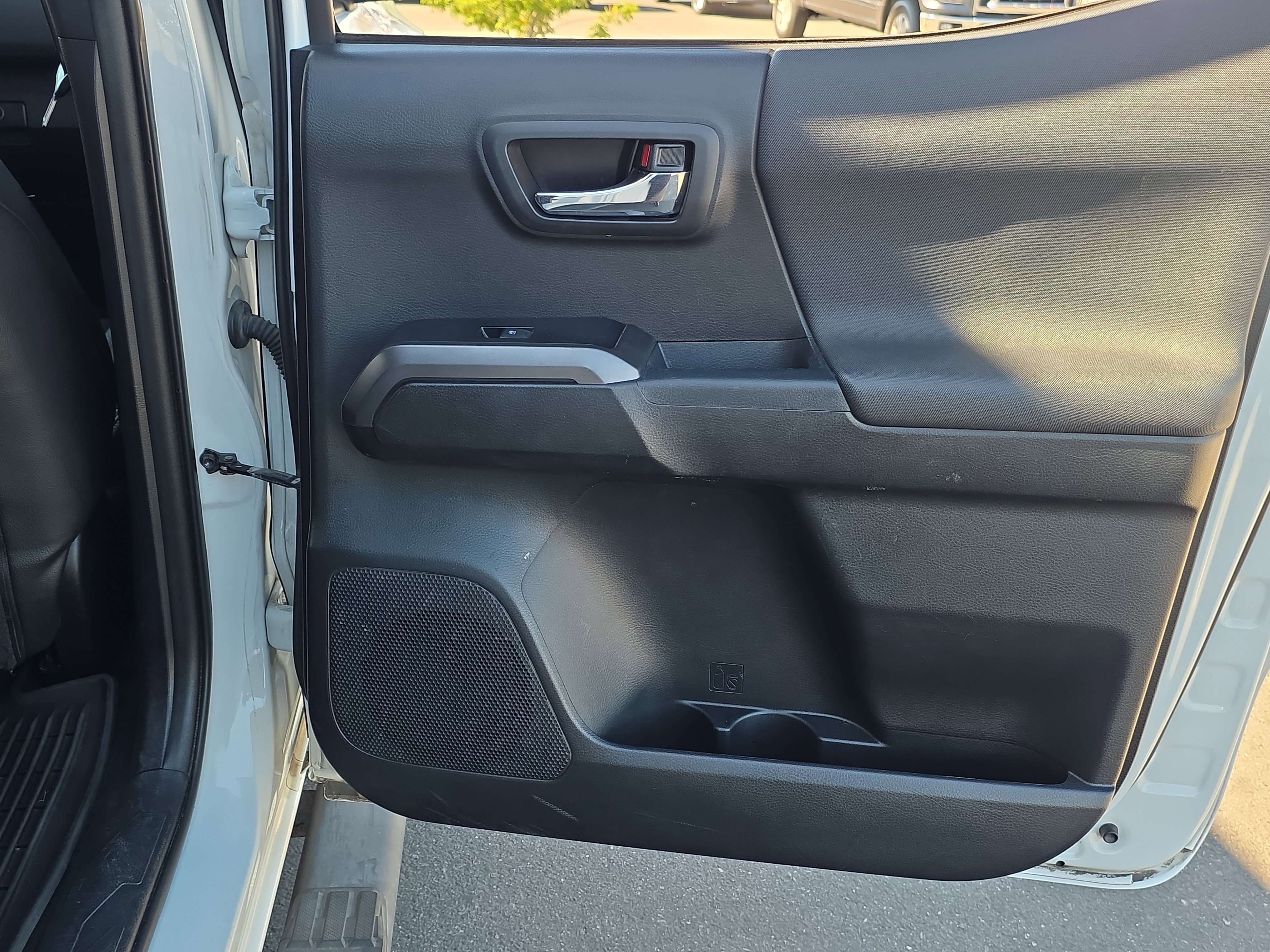 Used 2017 Toyota Tacoma TRD Sport w/ Premium & Technology Package AWD/4WD image 32