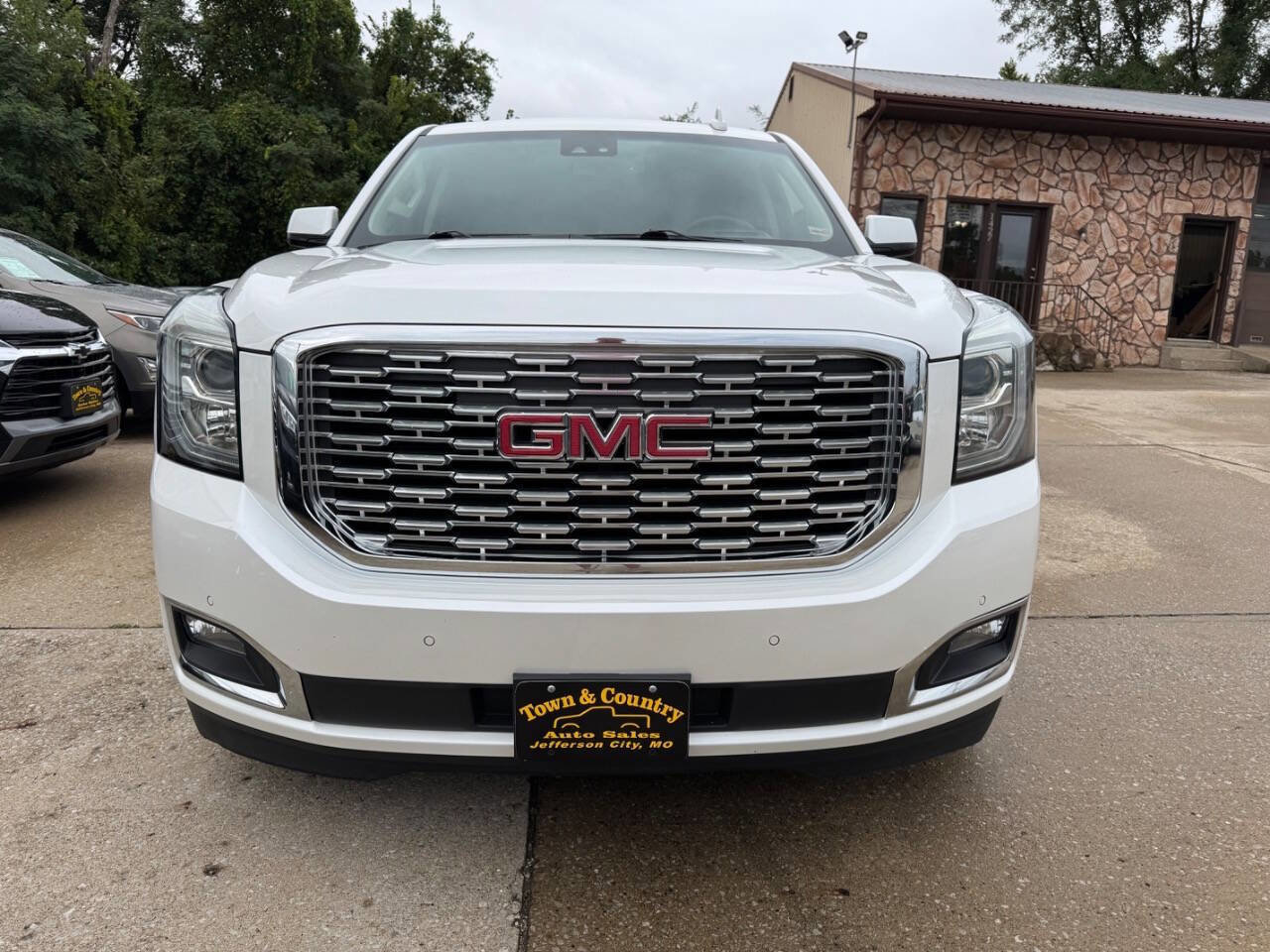 Used 2019 GMC Yukon XL Denali image 2