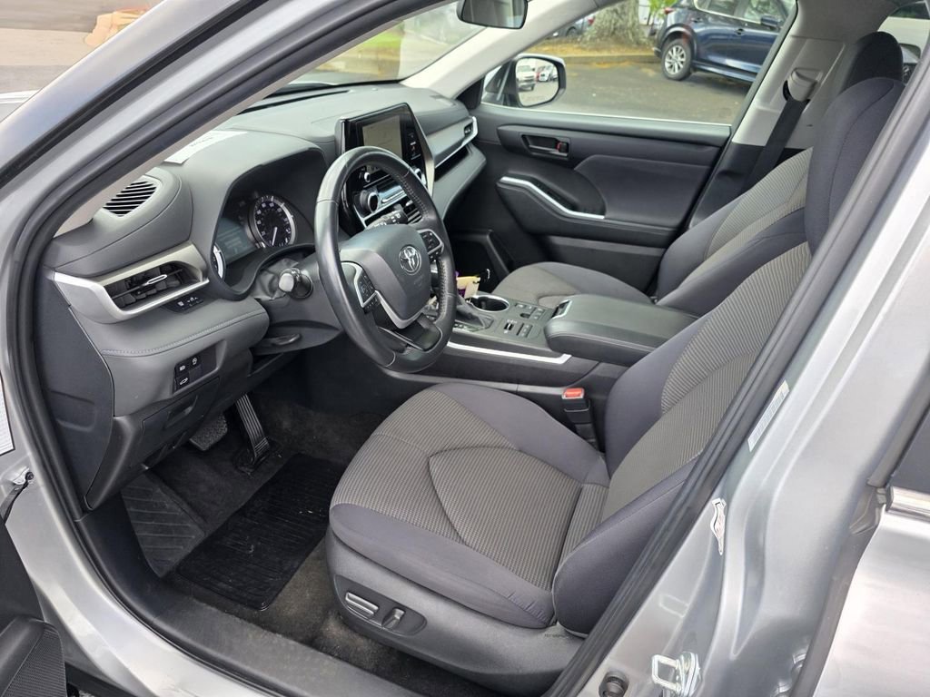 Used 2024 Toyota Highlander LE AWD/4WD image 22