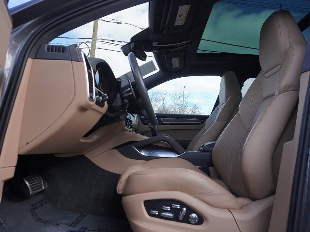 Used 2020 Porsche Cayenne Turbo image 37