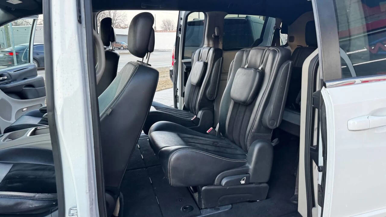 Used 2017 Dodge Grand Caravan GT image 16