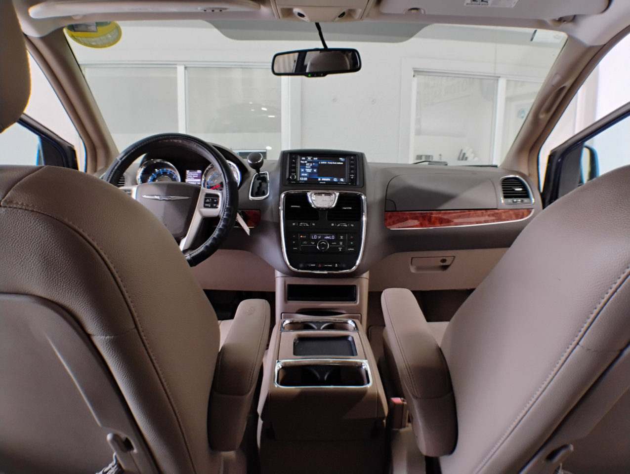 Used 2016 Chrysler Town & Country Touring image 24