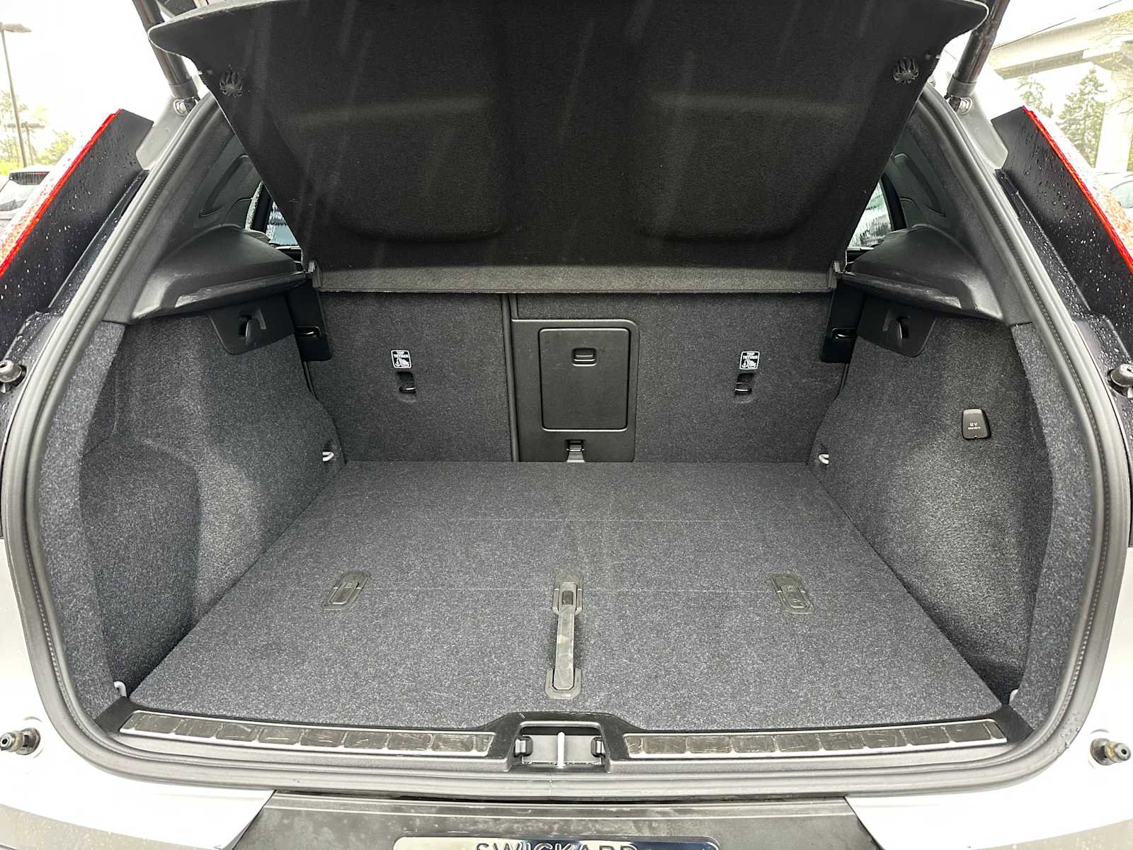 Certified 2025 Volvo XC40 B5 Plus AWD/4WD image 15