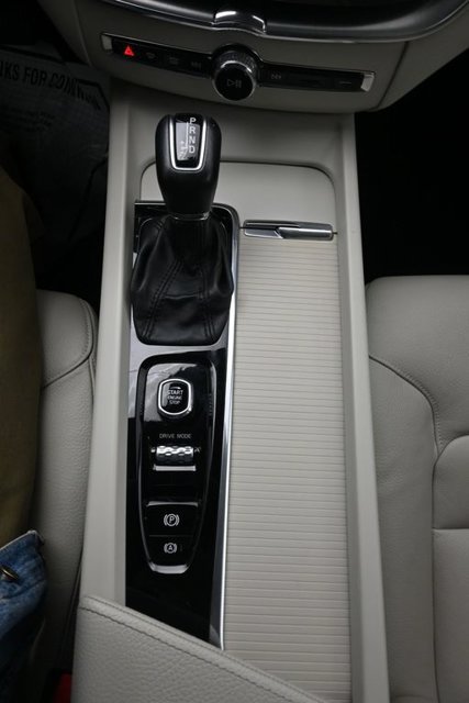 Used 2019 Volvo XC60 T5 Momentum w/ Multimedia Package FWD image 11