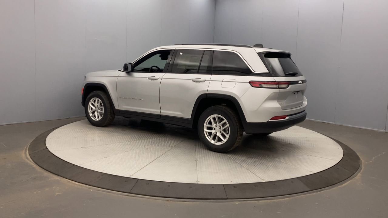 New 2025 Jeep Grand Cherokee Laredo X w/ Luxury Tech Group I AWD/4WD image 2