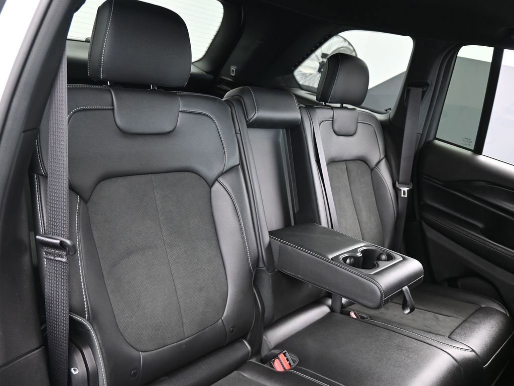 Used 2024 Jeep Grand Cherokee Altitude image 44