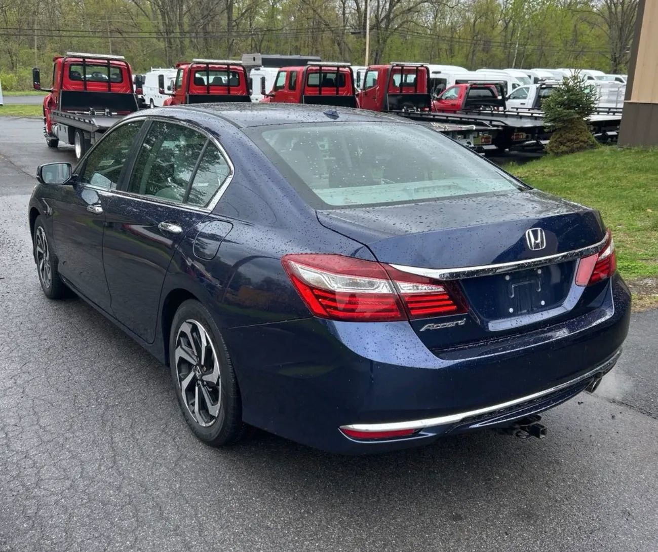 Used 2017 Honda Accord EX image 2