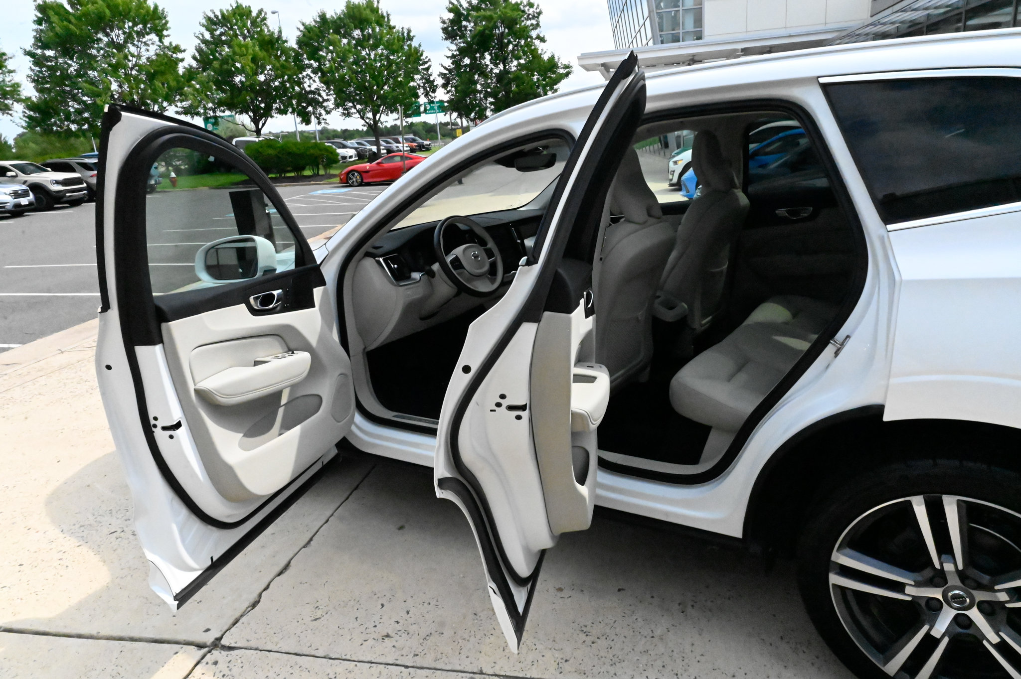 Used 2019 Volvo XC60 T5 Momentum w/ Multimedia Package AWD/4WD image 34